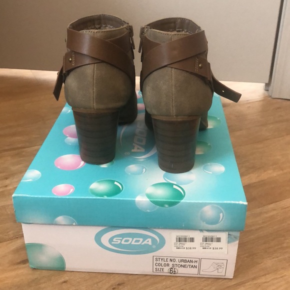 Ankle booties - Picture 2 of 3